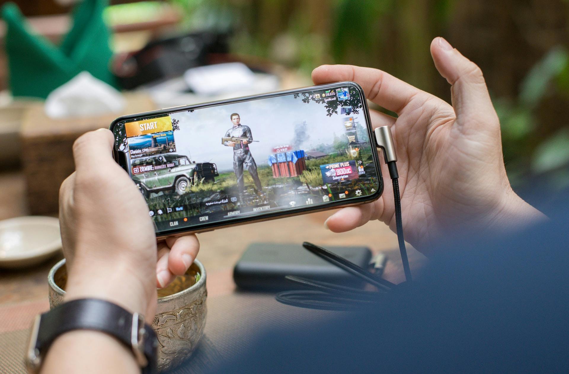 Mobile users spend over $350 million daily on games and apps in 2021